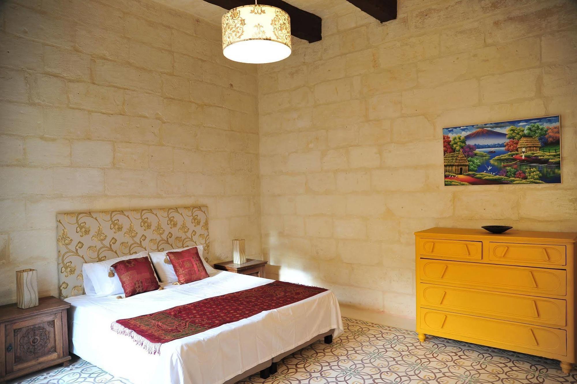 The Stonehouse Bed & Breakfast Saint Julian's Bagian luar foto
